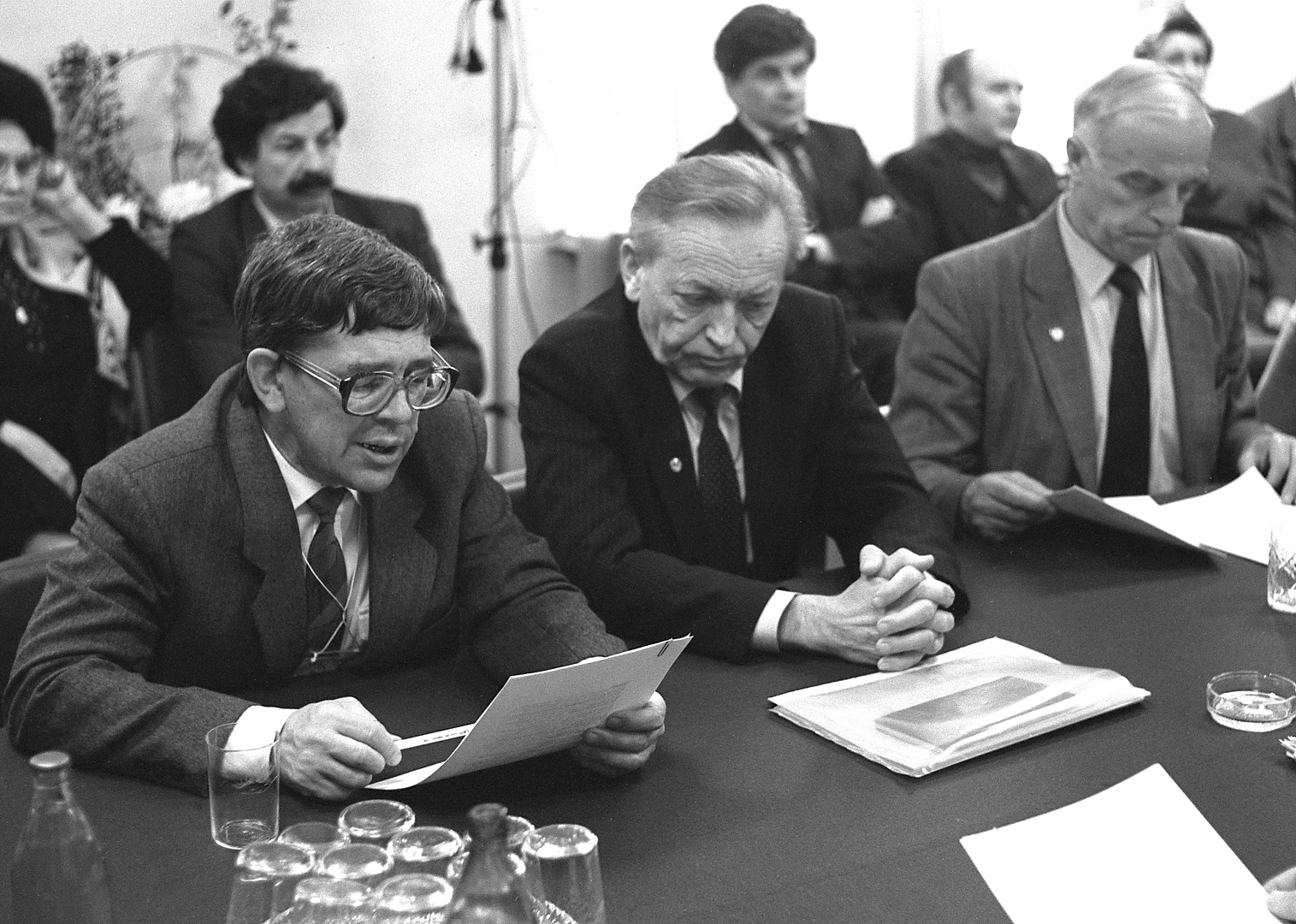 Обсуждение учредительного договора о создании Байкальского международного центра экологических исследований, 3 декабря 1990 г. На переднем плане справа налево: член-корреспондент АН СССР М.А. Грачев и академики В.А. Коптюг и Н.А. Логачев, на заднем – к.ф.-м.-н Ю.С. Куснер и к.г.-м.н. В.Д. Ермиков.