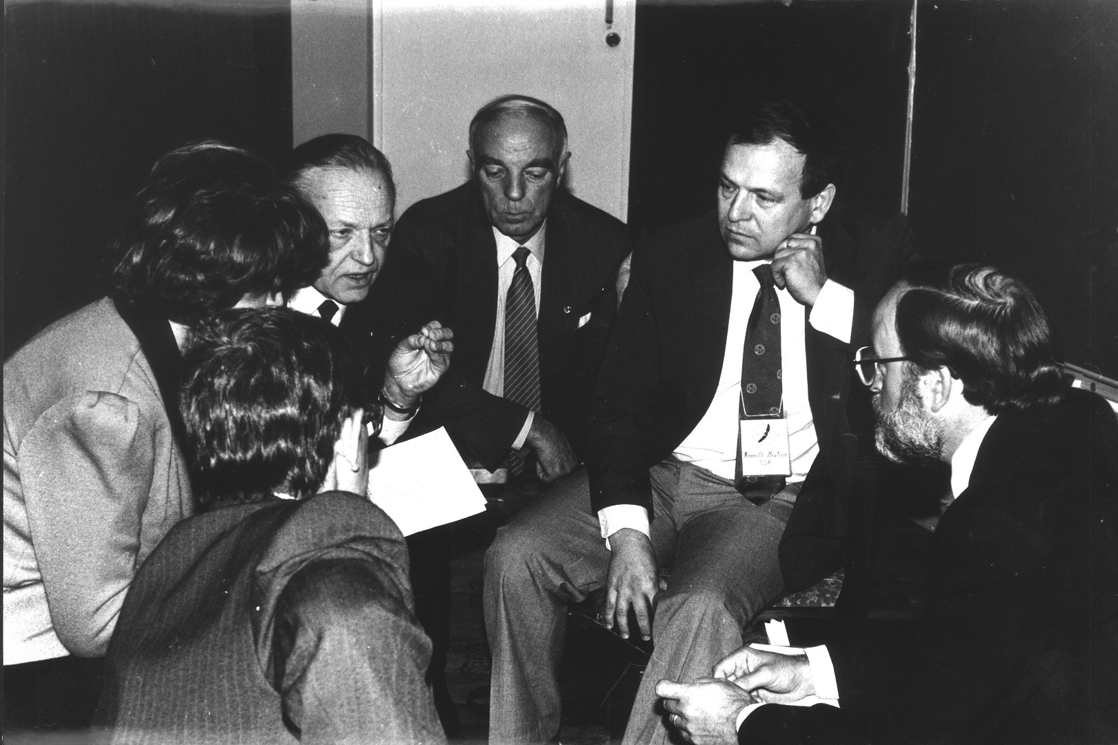 Спиной сидят член-корреспондент  АН СССР М.А. Грачев и Т. Казакова (МИД),  академики В.А. Коптюг,  Н.А. Логачев, проф. К. Нильсон и проф. Д. Вильямс;