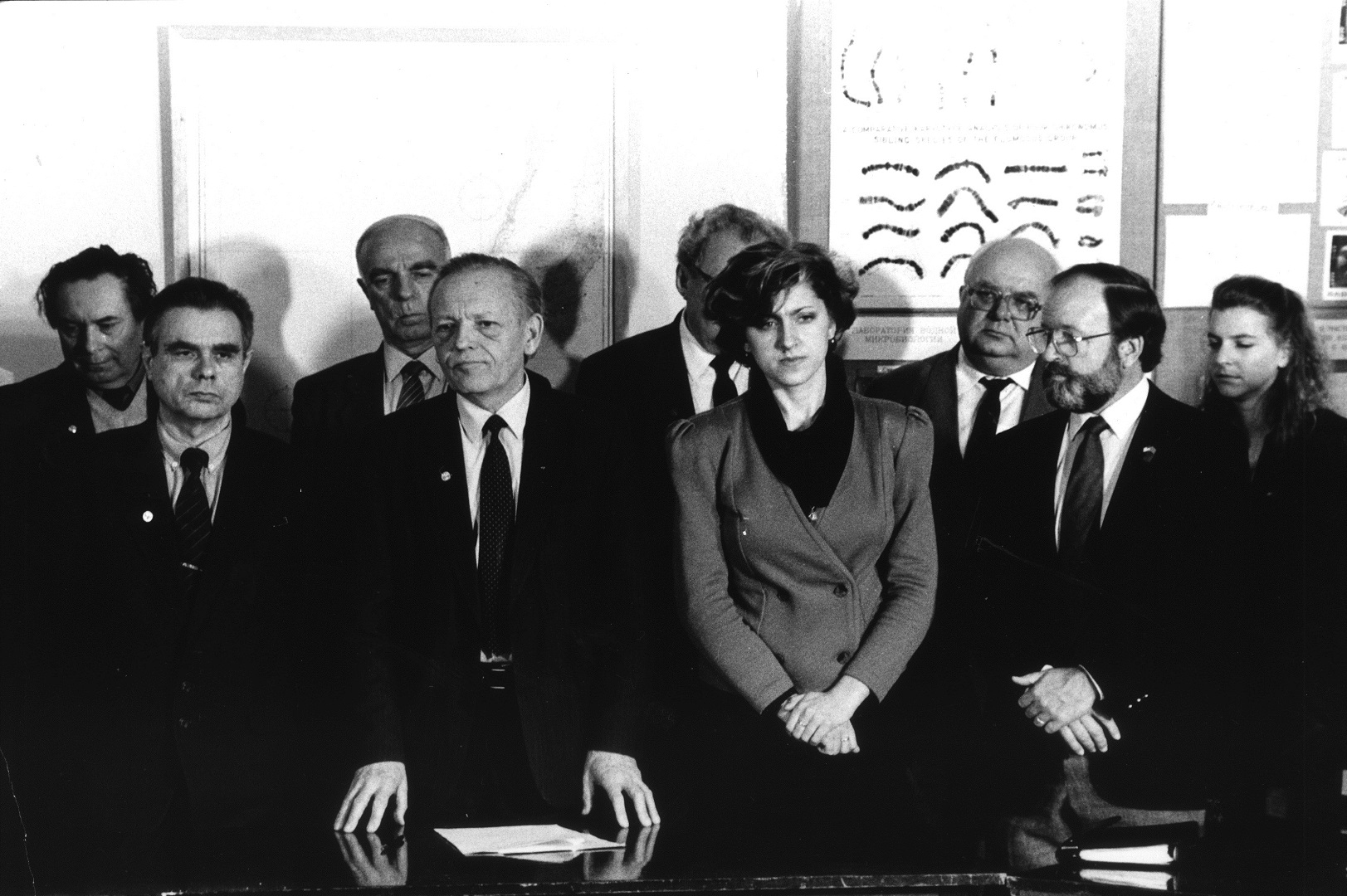На переднем плане член-корреспондент АН СССР Ю.Д. Цветков, академик В.А. Коптюг, сотрудник МИДа Т. Казакова,  проф. Д. Вильямс, на заднем  – член-корреспондент АН СССР  Р.К. Саляев, академик Н.А. Логачев, члены-корреспонденты  АН СССР  Г.И. Галазий,  М.И. Кузьмин